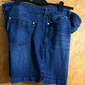 LAST CALL!! Bandolino Amalia women’s shorts size 16